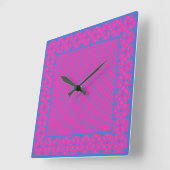 Square Wall Clock, Magenta: Helle blaue Punkte Quadratische Wanduhr (Winkel)