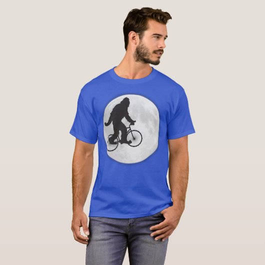 Squatch auf einem Fahrrad in Sky mit Mond-T - Shir T-Shirt (Vorne ganz)