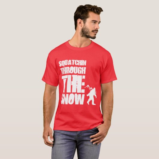 Squatchin durch den Schnee T-Shirt (Vorne ganz)