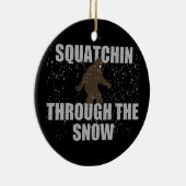 Squatchin durch die Schnee Sasquatch Verzierung Keramikornament (Rechts)