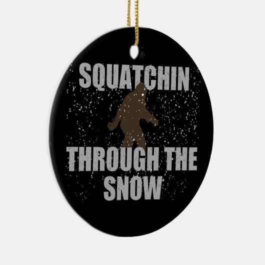 Squatchin durch die Schnee Sasquatch Verzierung Keramikornament (Rechts)