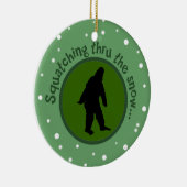Squatching durch die Schnee Sasquatch Keramik Ornament (Rechts)