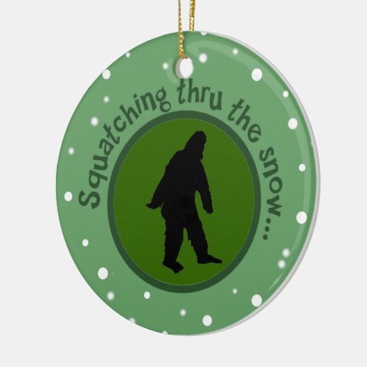 Squatching durch die Schnee Sasquatch Keramik Ornament (Links)