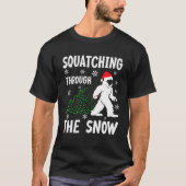 Squatching Through The Snow - Bigfoot Christmas Sa T-Shirt (Vorderseite)
