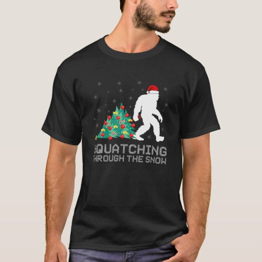 Squatching Through The Snow - Bigfoot Christmas Sa T-Shirt (Vorderseite)