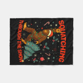 Squatching Through The Snow Funny Bigfoot Rock On  Fleecedecke (Vorderseite (Horizontal))