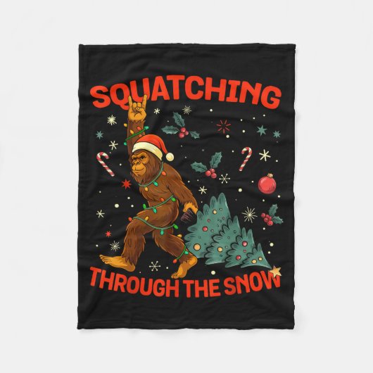 Squatching Through The Snow Funny Bigfoot Rock On  Fleecedecke (Vorderseite)