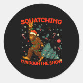 Squatching Through The Snow Funny Bigfoot Rock On  Runder Aufkleber (Vorderseite)