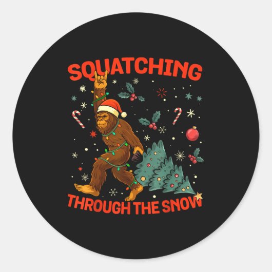 Squatching Through The Snow Funny Bigfoot Rock On Runder Aufkleber (Vorderseite)