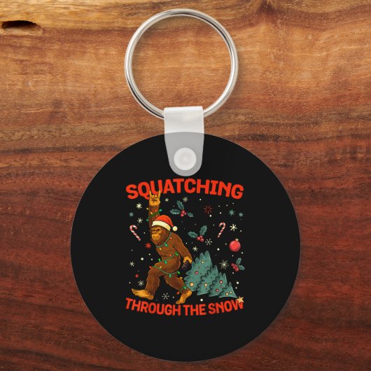 Squatching Through The Snow Funny Bigfoot Rock On  Schlüsselanhänger (Vorderseite)