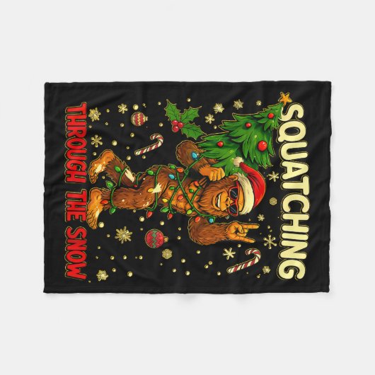 Squatching Through The Snow Funny Bigfoot Xmas Lig Fleecedecke (Vorderseite (Horizontal))