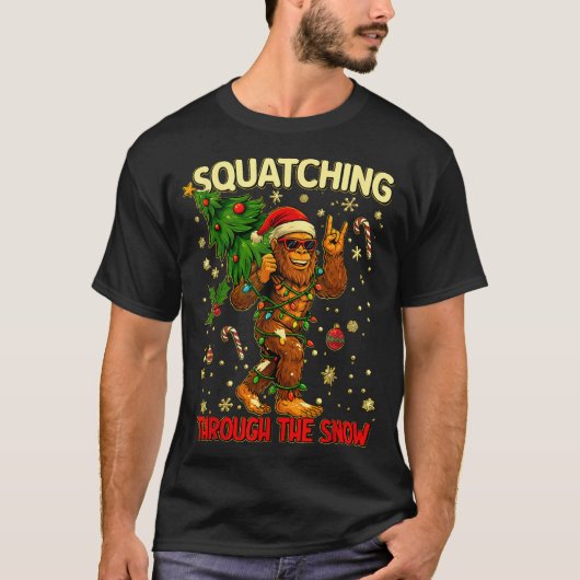 Squatching Through The Snow Funny Bigfoot Xmas Lig T-Shirt (Vorderseite)
