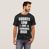 Squats Low Standards High Motivational Workout Fit T-Shirt (Vorne ganz)