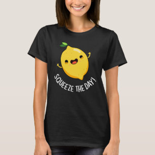Squeeze den Tag Funny Lemon Pun Dark BG T-Shirt
