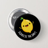 Squeeze the Day Funny Fruit Lemon Pun Dark BG Button (Vorne & Hinten)