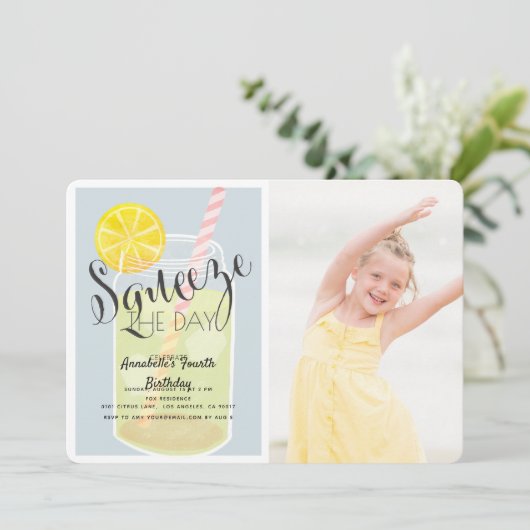 Squeeze the Day Lemonade Jar Birthday Foto Einladung (Stehend Vorderseite)
