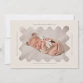 Squiggg Wavy Beige Rahmen Birth Announcement Foto Ankündigung (Vorderseite)