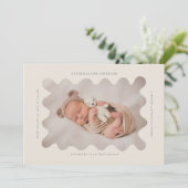 Squiggg Wavy Beige Rahmen Birth Announcement Foto Ankündigung (Stehend Vorderseite)