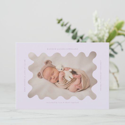 Squiggly Wavy Lila Birth Announcement Foto Ankündigung (Stehend Vorderseite)
