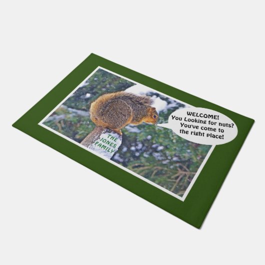 SQUIRREL ON POST/"SUCHT NACH NUTS? WILLKOMMEN! " D FUßMATTE (Schrägansicht)
