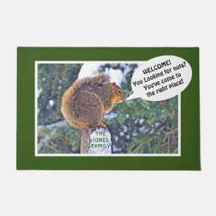SQUIRREL ON POST/"SUCHT NACH NUTS? WILLKOMMEN! " D FUßMATTE