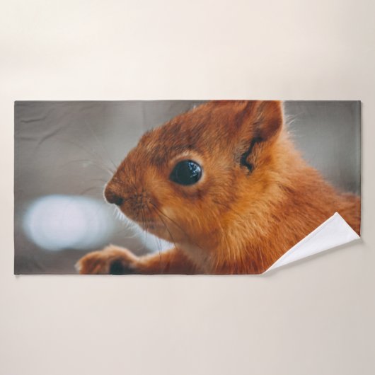 SQUIRREL ON TREE TRUNK BADEHANDTUCH (Badehandtuch)