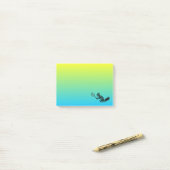 Squirrel Tennis Player auf blau und gelb Post-it Klebezettel (Auf Schreibtisch)