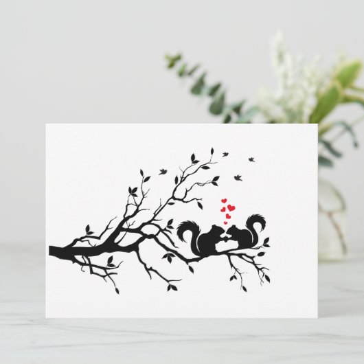 Squrrels mit roten Herzen auf Baumzweig (Stehend Vorderseite)