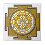 Sri Yantra Bronze Fliese<br><div class="desc">Sri Yantra ist ein Diagramm, das durch neun ineinander greifendreiecke gebildet wird, die heraus vom zentralen (bindu) Punkt umgeben und ausstrahlen. Ein yantra Mandala wird betrachtet möglicherweise, um eine geometrische Verkörperung einer hindischen Gottheit zu sein, die in einem heiligen Kreis eingeschlagen wird und wird angesehen, wie heilig und normalerweise erlaubt...</div>
