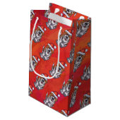 St. Bernard in Hat Pattern On Red Kleine Geschenktüte (Rückseite Schrägansicht)