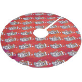 St. Bernard in Hat Pattern On Red Polyester Weihnachtsbaumdecke (Schrägansicht)