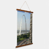 St. Louis Arch vom Hotelzimmer Wandteppich Mit Holzrahmen (Gewinkelt)