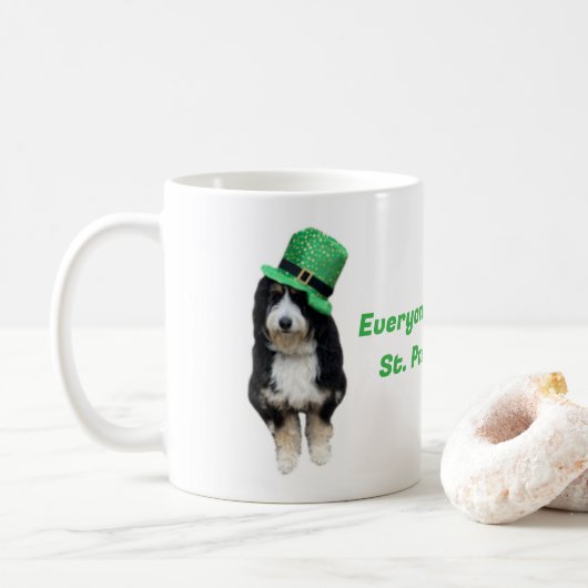 St Paddy's Day Bernedoodle mit grünem Party Kaffeetasse (Mit Donut)
