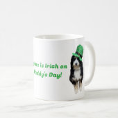 St Paddy's Day Bernedoodle mit grünem Party Kaffeetasse (VorderseiteRechts)
