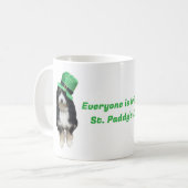 St Paddy's Day Bernedoodle mit grünem Party Kaffeetasse (Vorderseite Links)