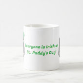 St Paddy's Day Bernedoodle mit grünem Party Kaffeetasse (Mittel)