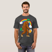 St Patrick Bigfoot Rainbow Lucky Funny Drinks T-Shirt (Vorne ganz)