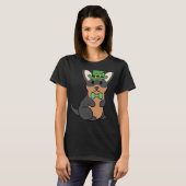 St Patrick Black und Tan Chihuahua T-Shirt (Vorne ganz)