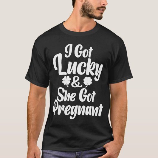 St Patrick Day Lucky Couple Pregnancy Ankündigung T-Shirt (Vorderseite)