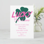 St Patrick Day Lucky Pink Bridal Dusche Einladung (Stehend Vorderseite)