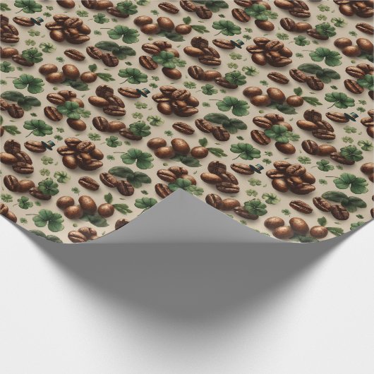 St. Patrick’s Day Coffee & Shamrock Pattern Geschenkpapier (Ecke)