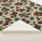 St. Patrick’s Day Coffee & Shamrock Pattern Sherpadecke (3/4)