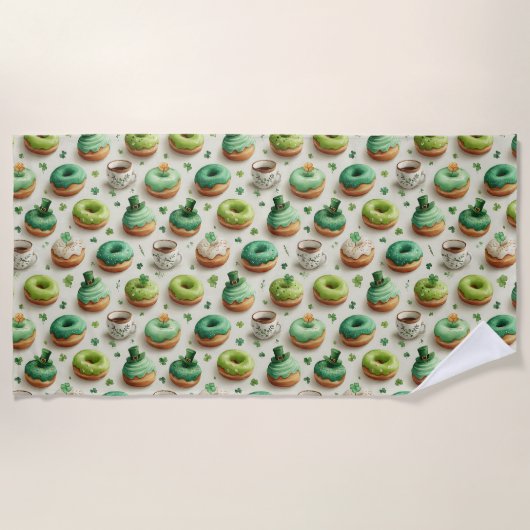 St. Patrick’s Day Donuts und Kaffee Wasserfarbe Strandtuch (Vorderseite)