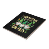St Patrick’s Day Glückskleeblatt-Gnom Fliese (Seite)