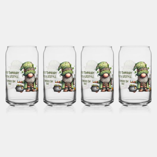 St. Patrick’s Day Gnom-Illustration mit Kleeblatt Dosenglas (Vorderseite)