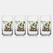 St. Patrick’s Day Gnom-Illustration mit Kleeblatt Dosenglas (Vorderseite)