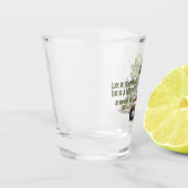 St. Patrick’s Day Gnom-Illustration mit Kleeblatt Schnapsglas (Links)