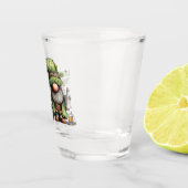 St. Patrick’s Day Gnom-Illustration mit Kleeblatt Schnapsglas (Rechts)
