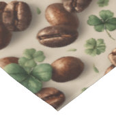 St. Patrick’s Day Kaffee & Shamrock-Muster Tischdecke (Schrägansicht)