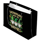 St Patrick’s Day Lucky Shamrock Gnome  Große Geschenktüte (Vorderseite Schrägansicht)